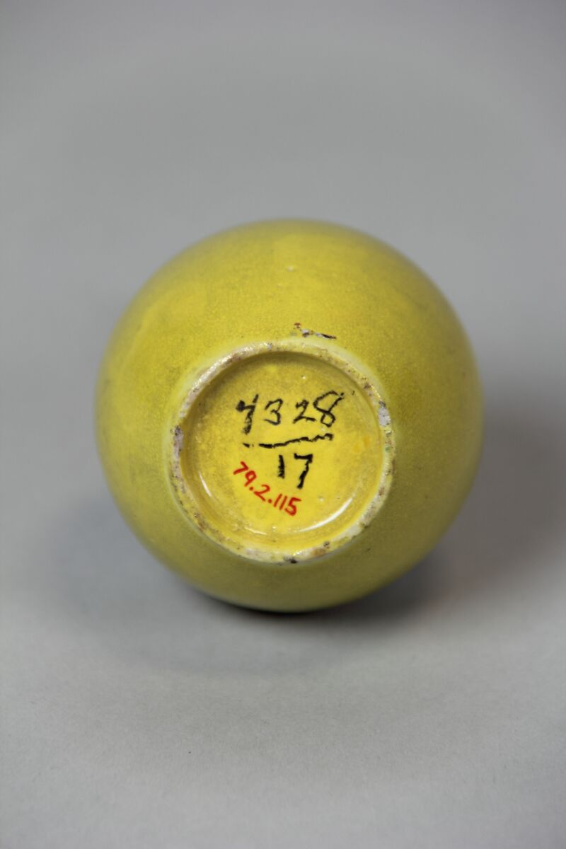 Vase, Porcelain with crackled yellow glaze (Jingdezhen ware), China