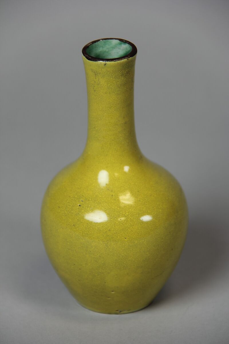 Vase, Porcelain with crackled yellow glaze (Jingdezhen ware), China
