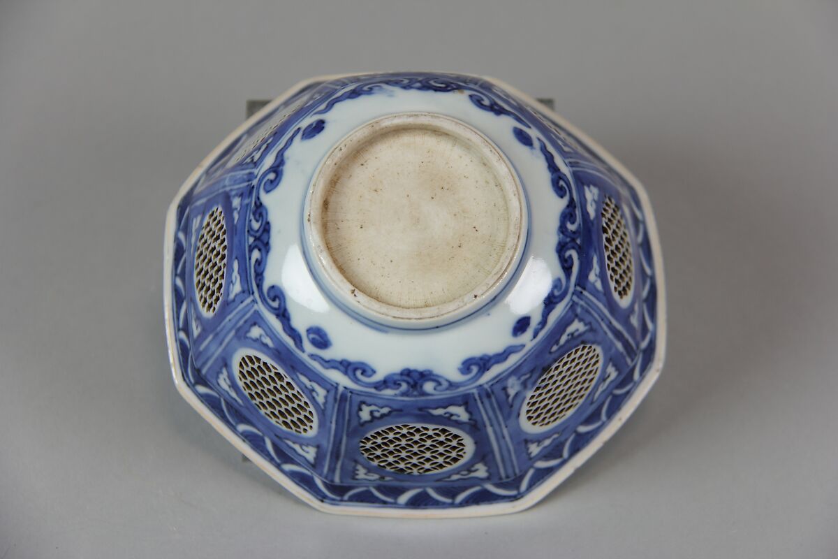 Bowl, Porcelain painted in underglaze blue with reticulated decoration, China