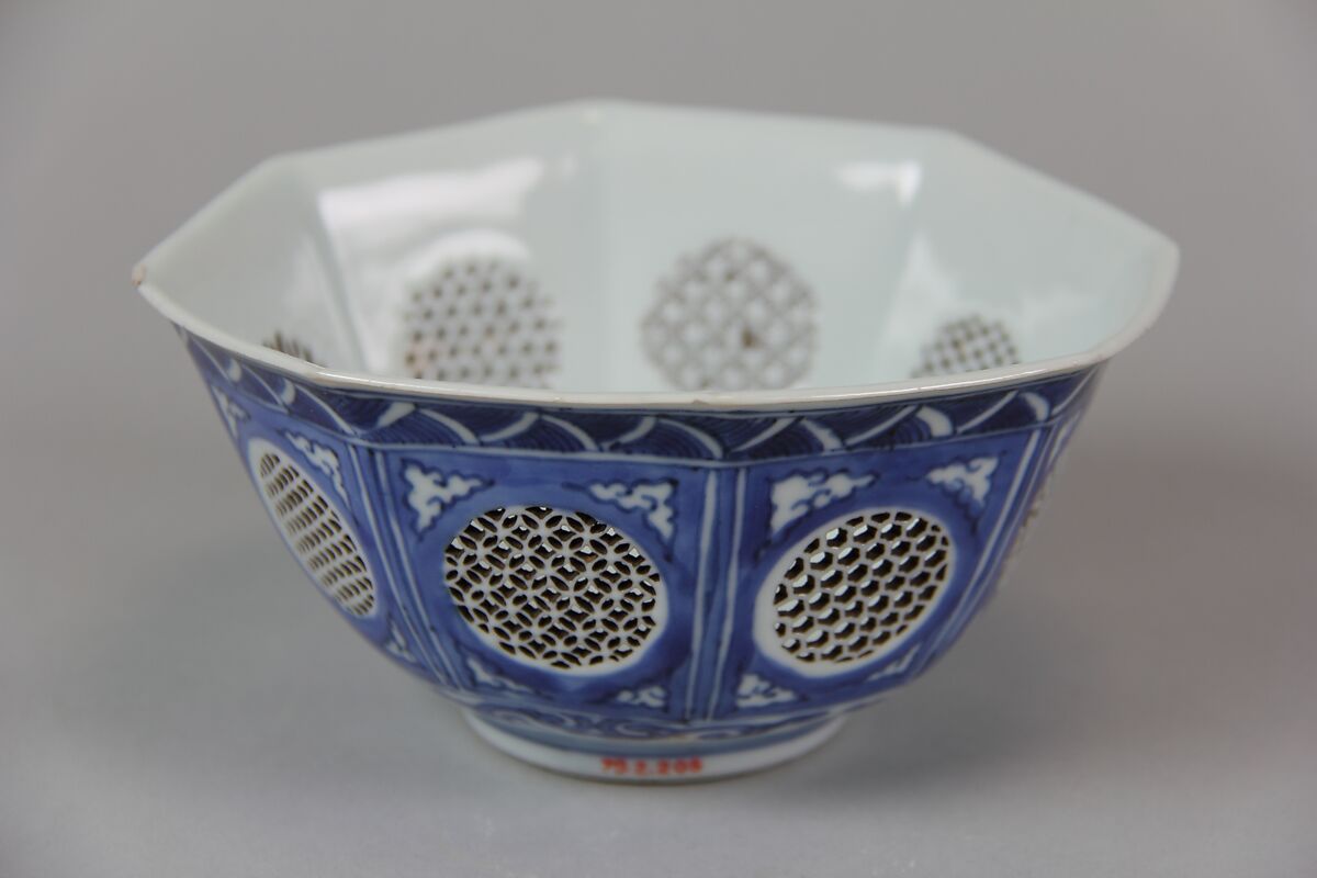 Bowl, Porcelain painted in underglaze blue with reticulated decoration, China 