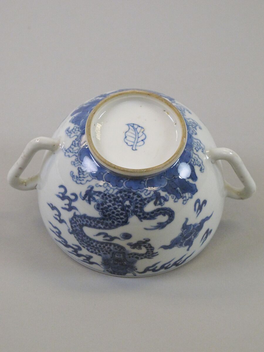 Covered bowl with dragons, Porcelain painted in underglaze cobalt blue (Jingdezhen ware), China