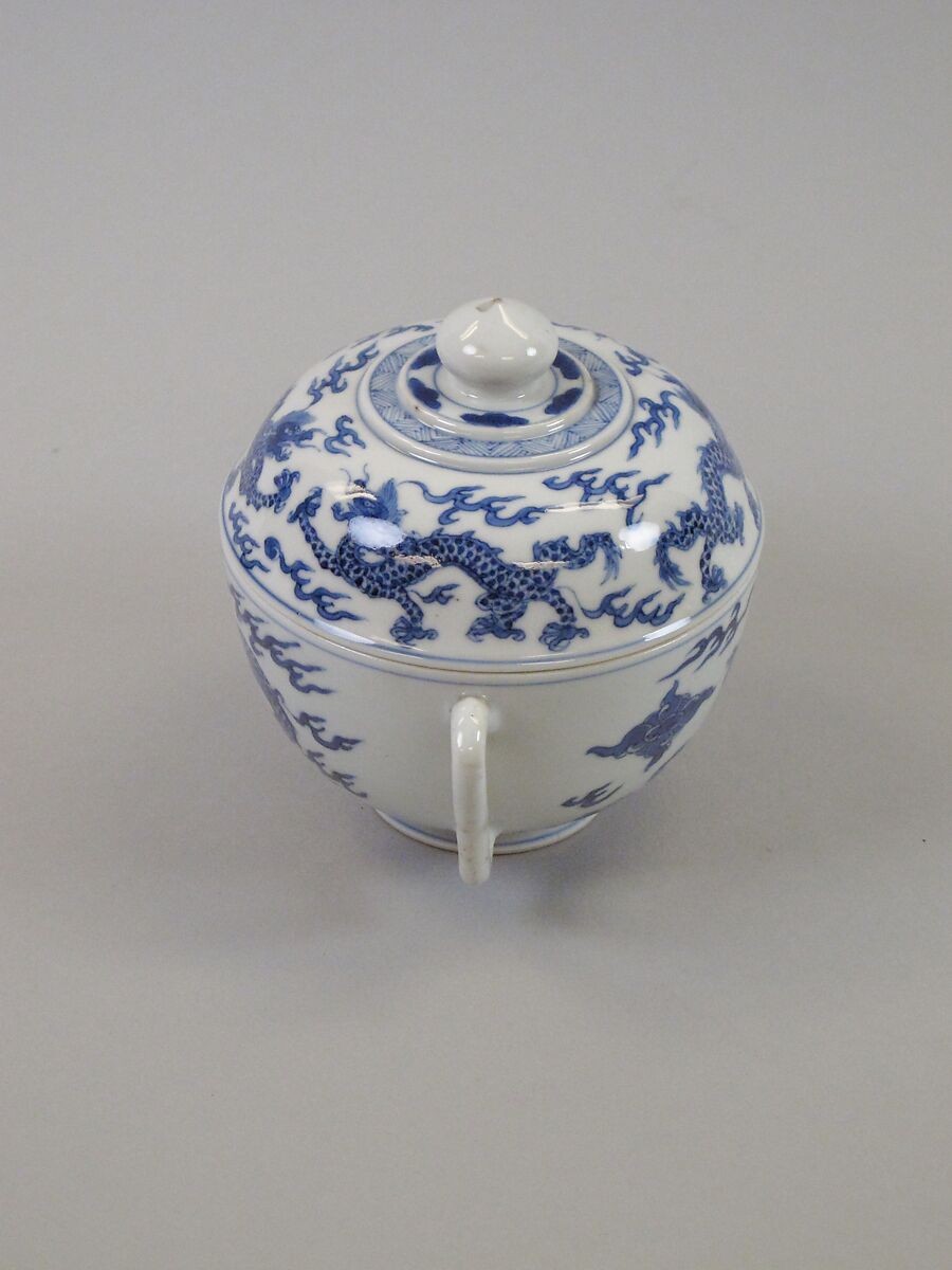 Covered bowl with dragons, Porcelain painted in underglaze cobalt blue (Jingdezhen ware), China
