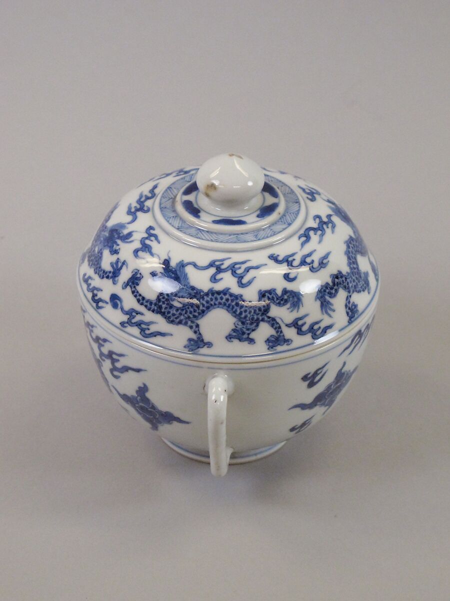Covered bowl with dragons, Porcelain painted in underglaze cobalt blue (Jingdezhen ware), China