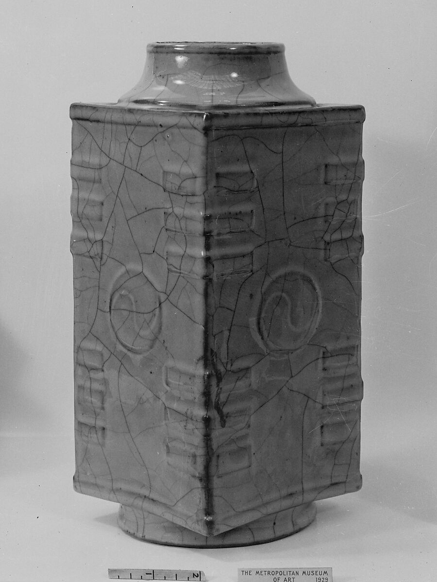 Vase, Porcelain with celadon glaze (Guan type), China 