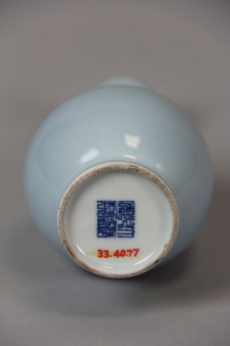 Bottle vase, Porcelain with incised decoration (anhua) under a clair de lune glaze (Jingdezhen ware), China