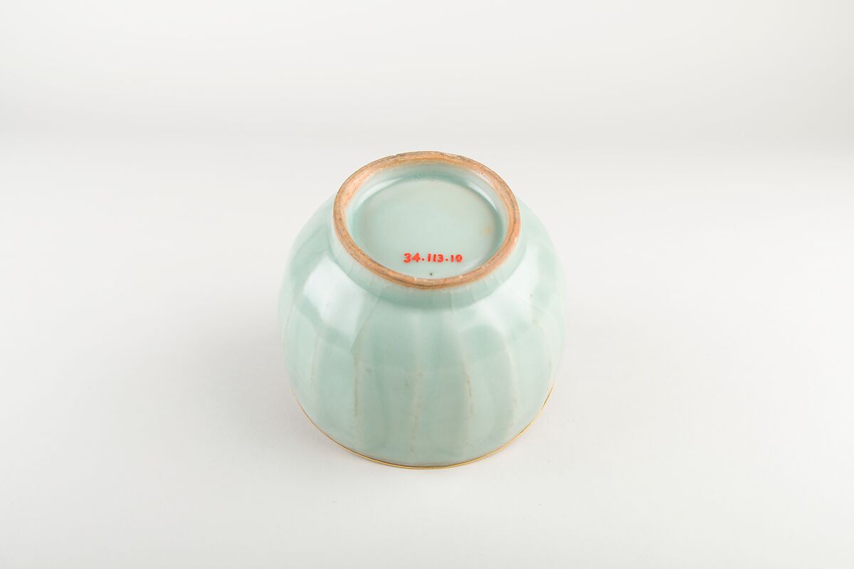 Bowl, Porcelanous ware with celadon glaze (Longquan ware), China