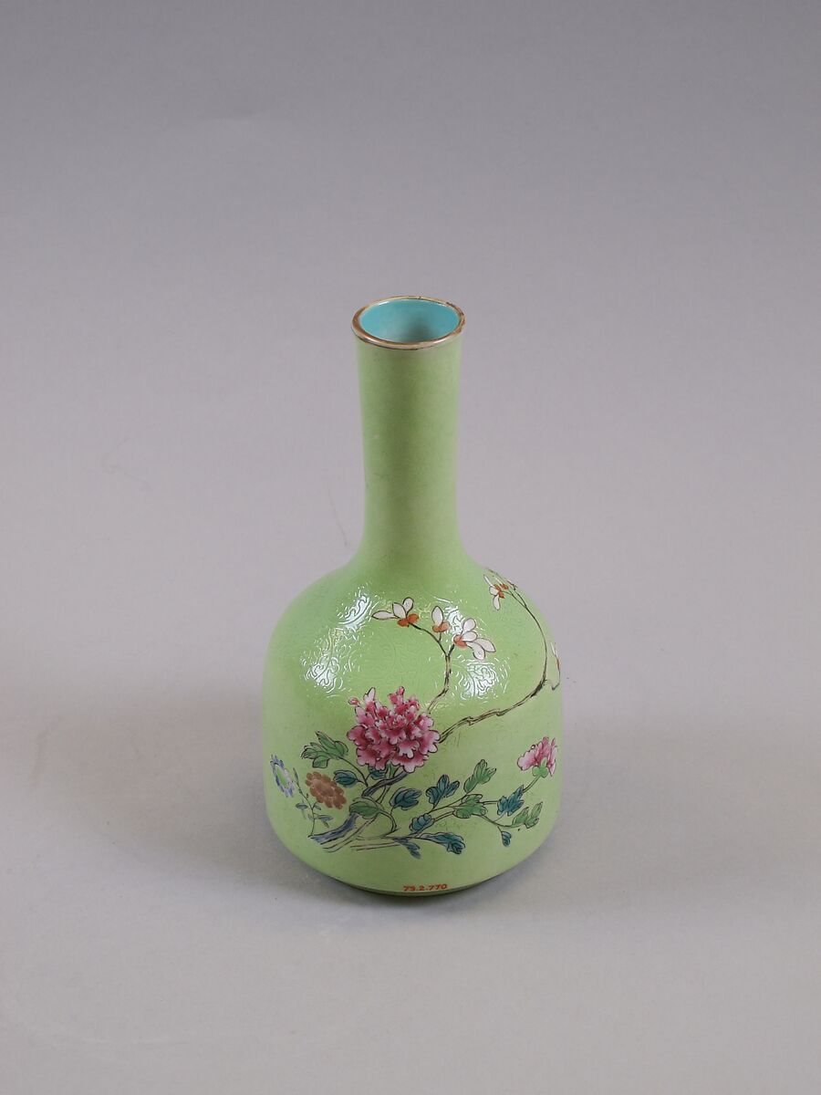 Vase, Porcelain painted in overglaze enamels, with engraved decoration, China 