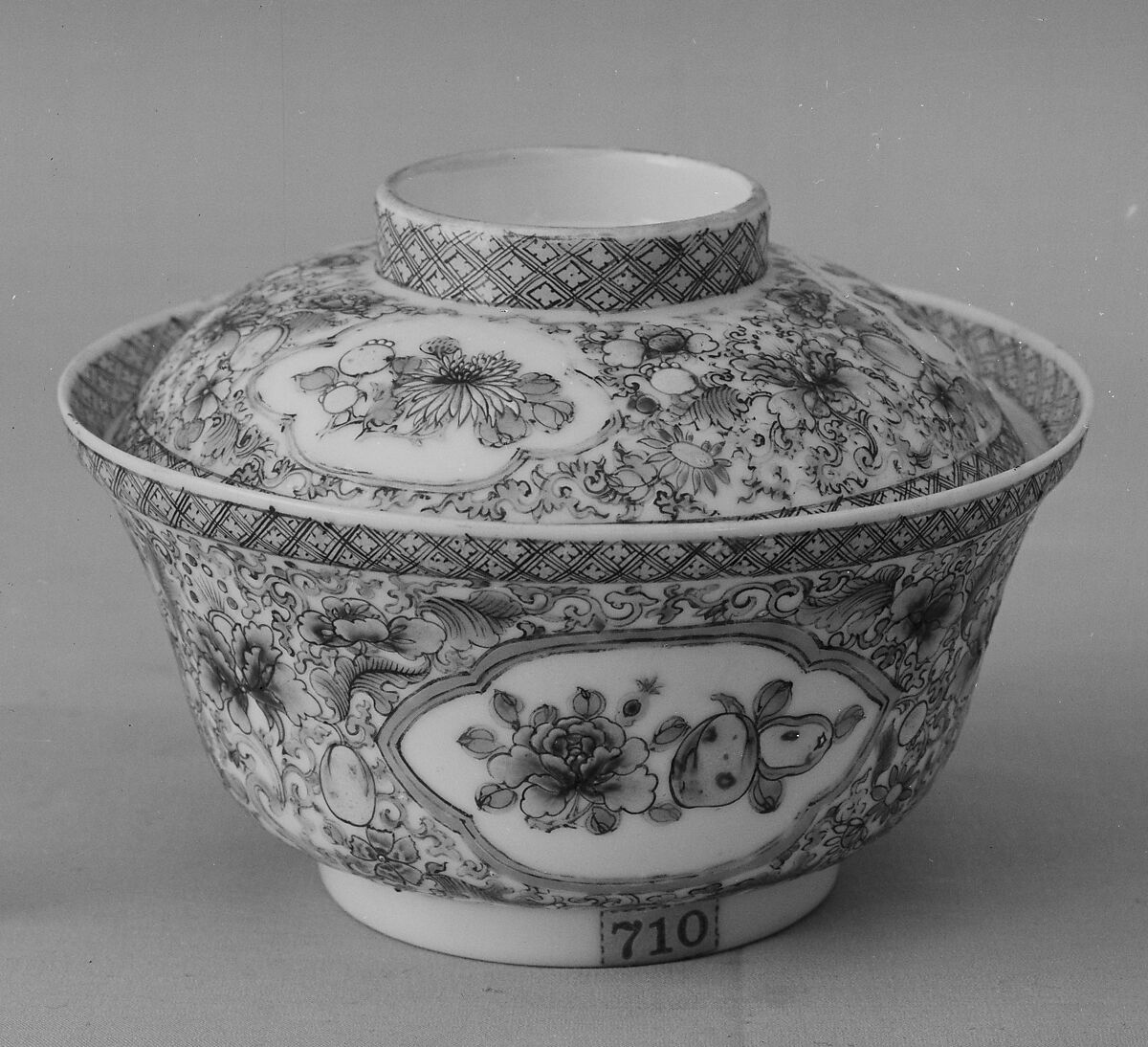 Covered Bowl, Porcelain painted in overglaze famille rose enamels, China 