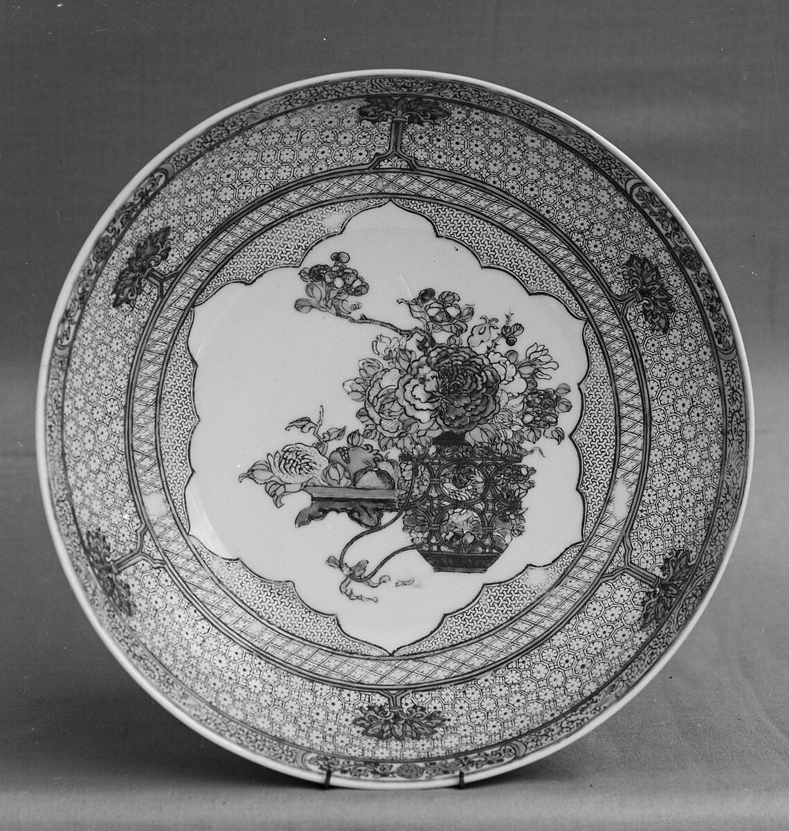 Plate, Porcelain painted in overglaze famille rose enamels, China 