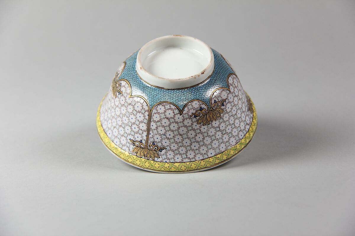 Bowl, Porcelain painted in overglaze famille rose enamels, China