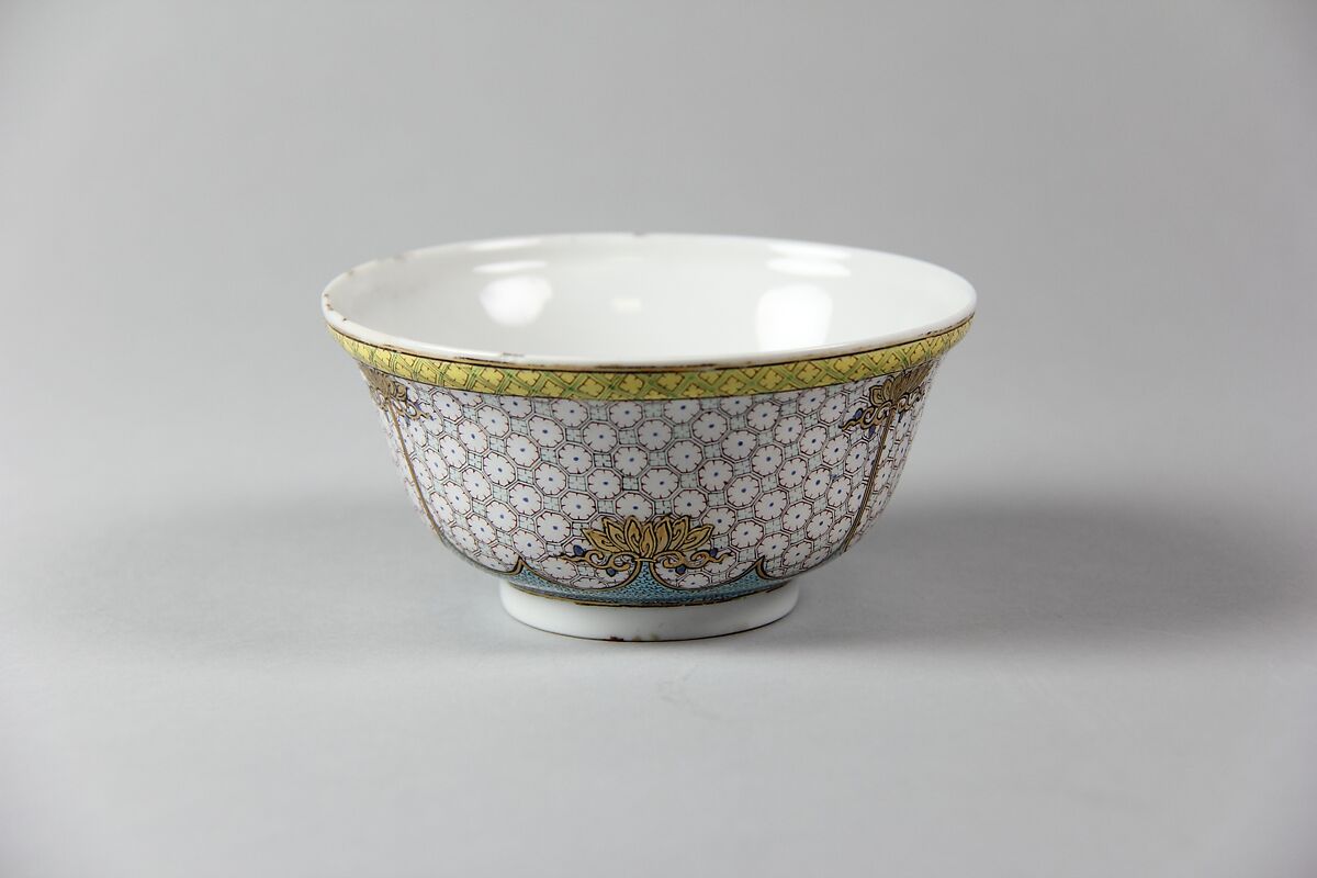 Bowl, Porcelain painted in overglaze famille rose enamels, China 