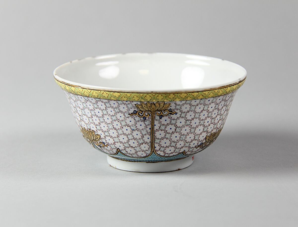 Bowl, Porcelain painted in overglaze famille rose enamels, China