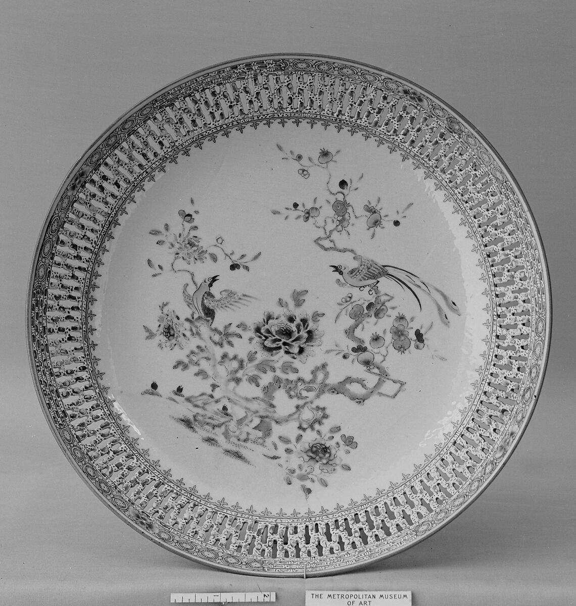 Plate, Porcelain with reticulated decoration,  painted in overglaze famille rose enamels and gilt, China 