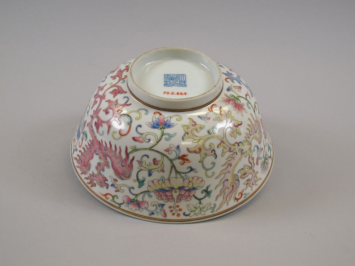 Bowl with archaistic phoenixes, Porcelain painted in overglaze polychrome enamels (Jingdezhen ware), China