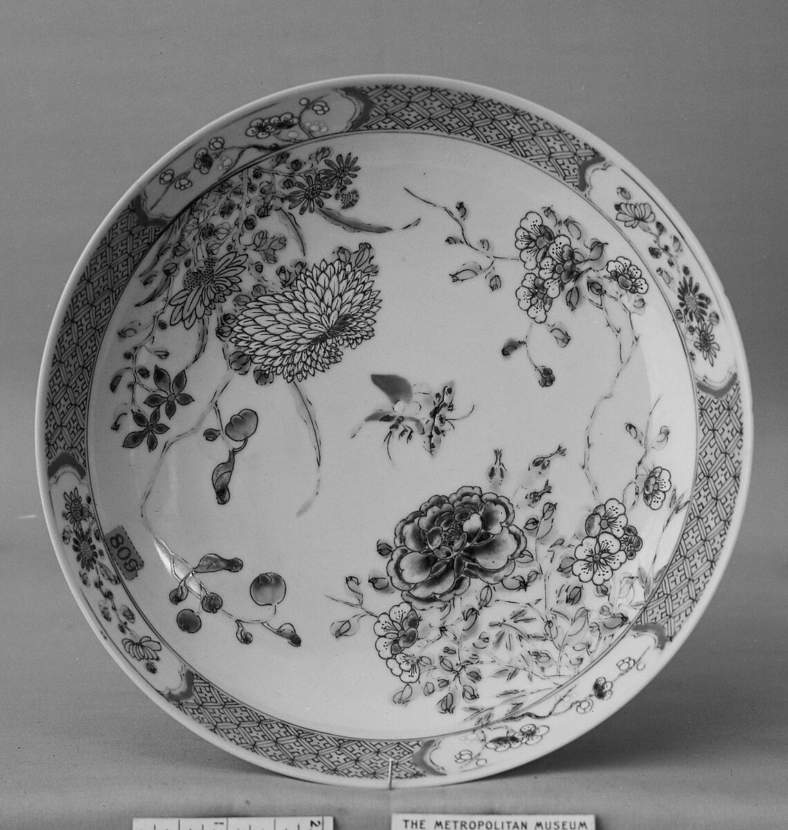 Dish, Porcelain painted in overglaze famille rose enamels, China 
