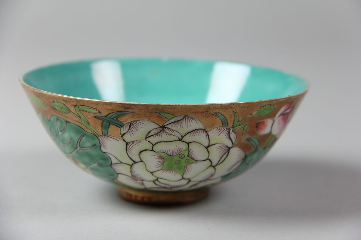 Cup, Porcelain painted in polychrome enamels on a gilt ground, green glaze inside, China