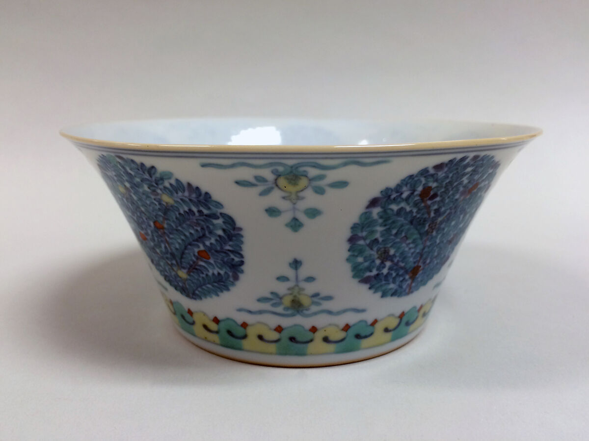 Bowl with floral medallions, Porcelain with underglaze cobalt blue and overglaze enamels (Jingdezhen ware), China