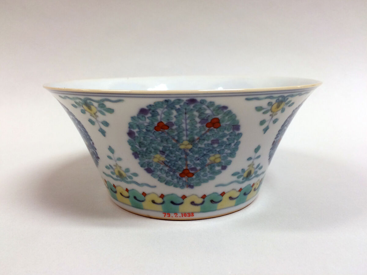 Bowl with floral medallions, Porcelain with underglaze cobalt blue and overglaze enamels (Jingdezhen ware), China 