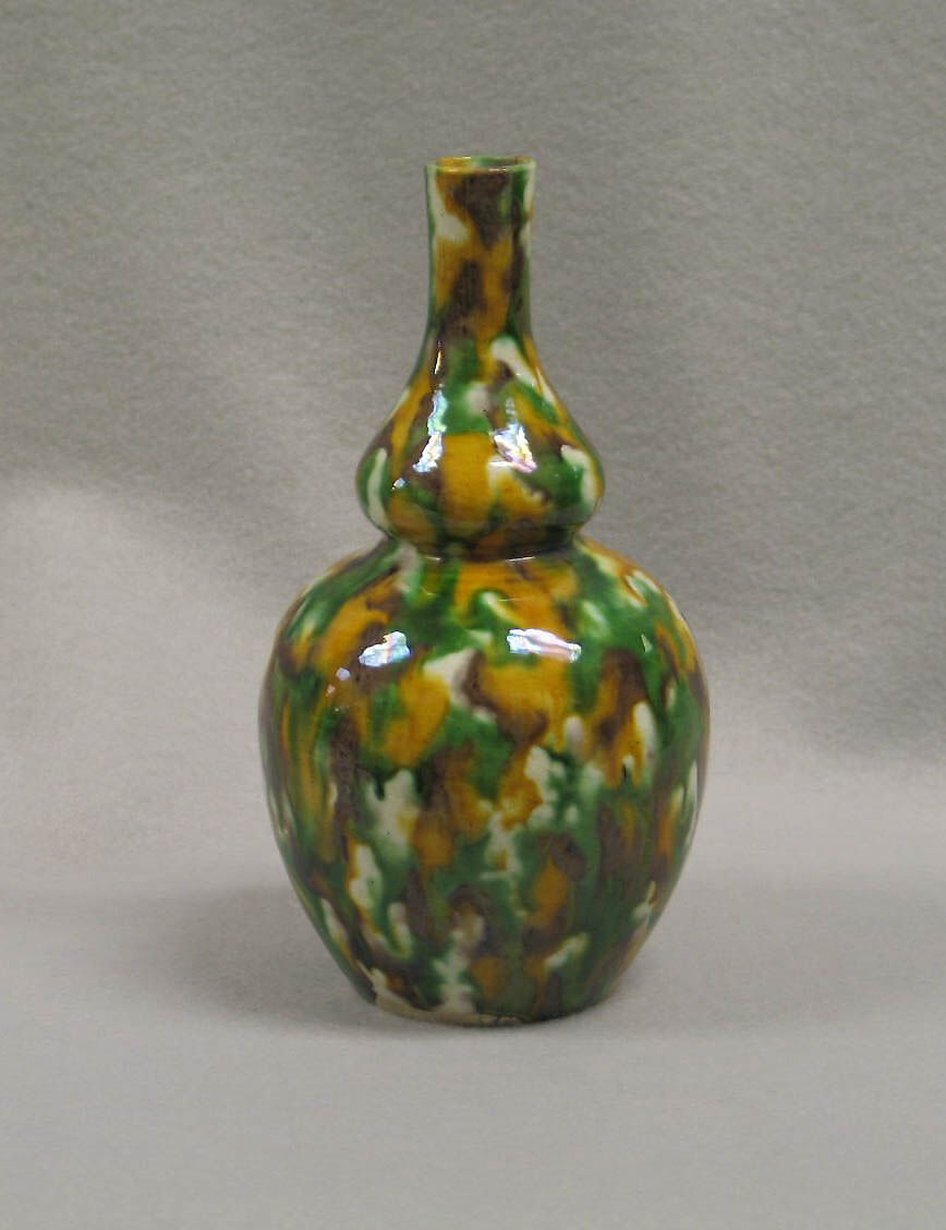 Vase in the shape of a gourd, Porcelain with colored glazes in the "egg-and-spinach" pattern, China