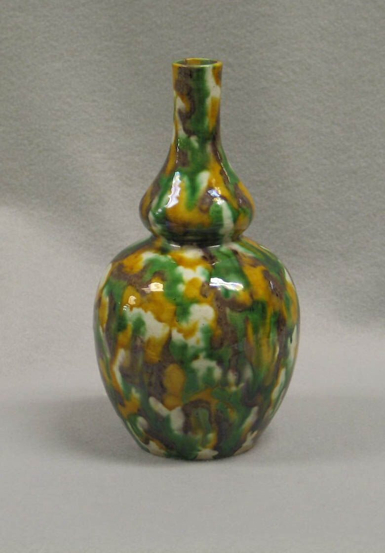 Vase in the shape of a gourd, Porcelain with colored glazes in the "egg-and-spinach" pattern, China 