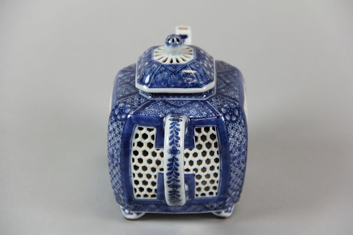 Teapot, Porcelain with openwork decoration, painted in underglaze blue, China