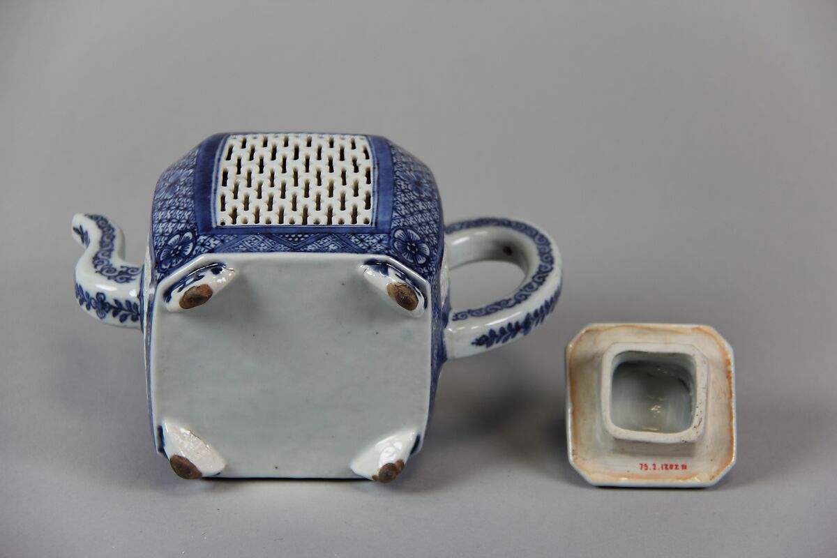 Teapot, Porcelain with openwork decoration, painted in underglaze blue, China