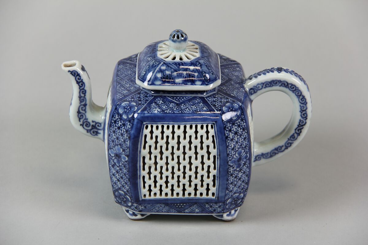 Teapot, Porcelain with openwork decoration, painted in underglaze blue, China 