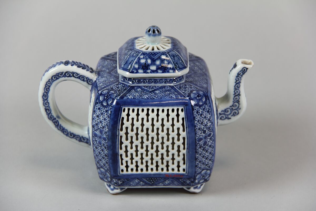 Teapot, Porcelain with openwork decoration, painted in underglaze blue, China