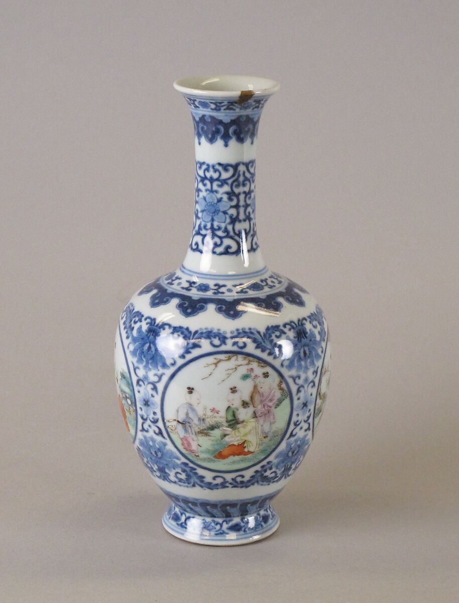 Vase, Porcelain painted in underglaze blue and overglaze famille verte enamels, China