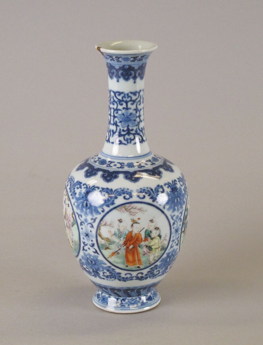 Vase, Porcelain painted in underglaze blue and overglaze famille verte enamels, China 