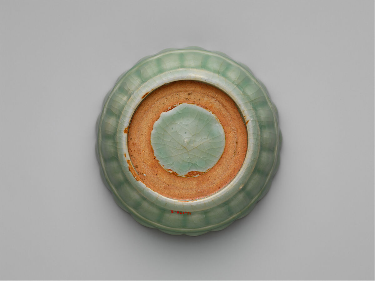 Brush washer with lotus, Stoneware with incised decoration under a celadon glaze (Longquan ware), China