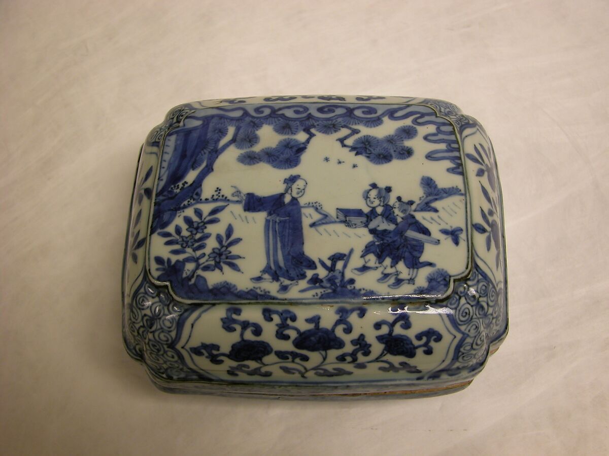 Covered Box, Porcelain painted in underglaze blue, China