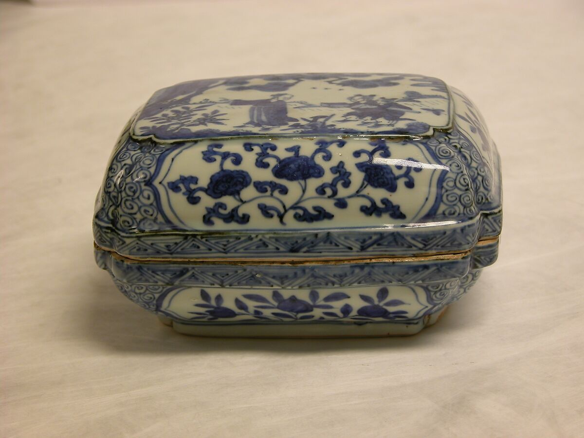 Covered Box, Porcelain painted in underglaze blue, China 