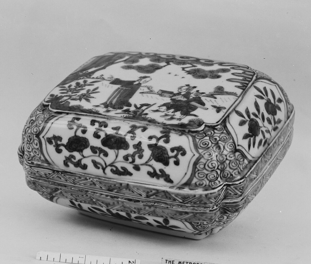 Covered Box, Porcelain painted in underglaze blue, China