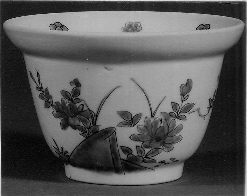 Cup, Porcelain painted in overglaze polychrome enamels (Arita ware, Kakiemon type), Japan 