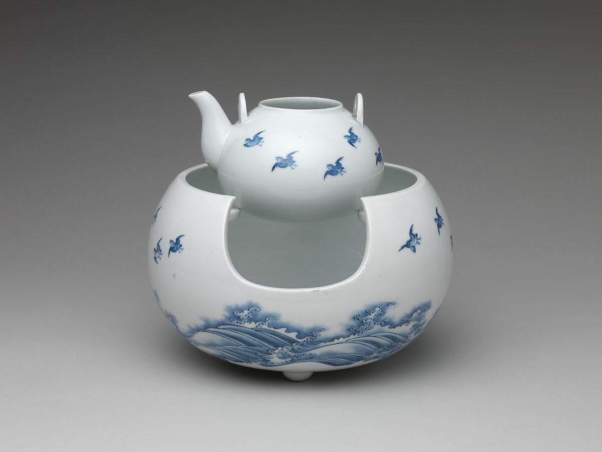 Teapot and Brazier with Design of Birds Flying over Waves | Japan 