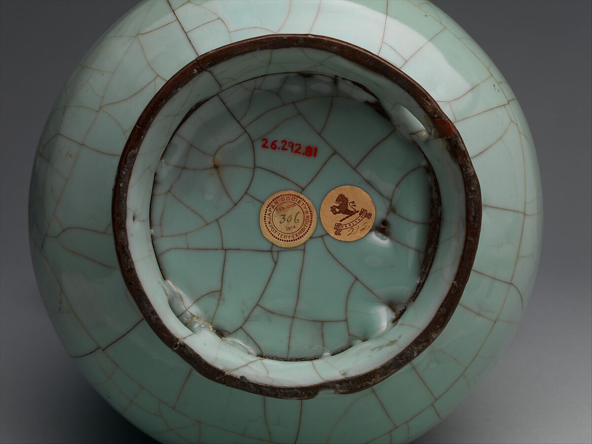 Vase, Stoneware with crackled celadon glaze (Guan ware), China
