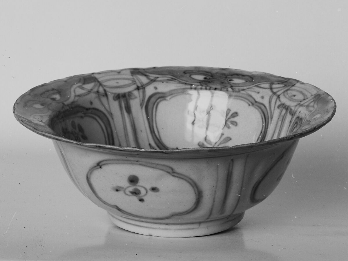 Bowl decorated with flowers and beast faces, Porcelain with underglaze cobalt-blue design (Kraak ware), China