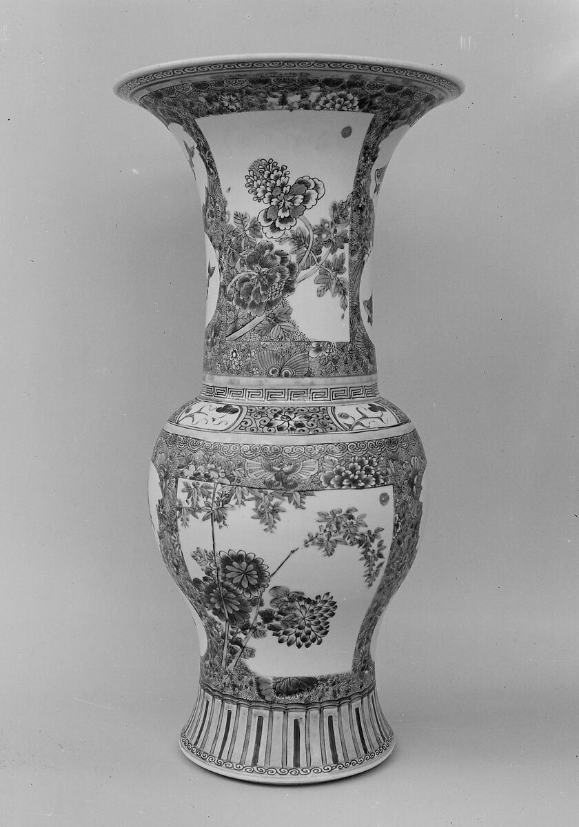 Vase decorated with flowers, Porcelain painted in overglaze enamels (Jingdezhen ware), China 