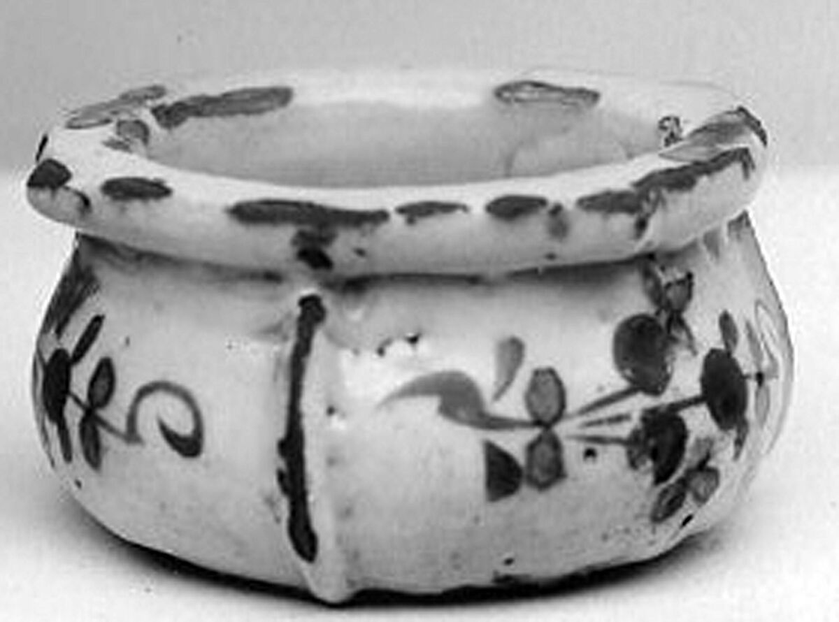 Pot, Porcelain painted in overlgaze polychrome enamels, China