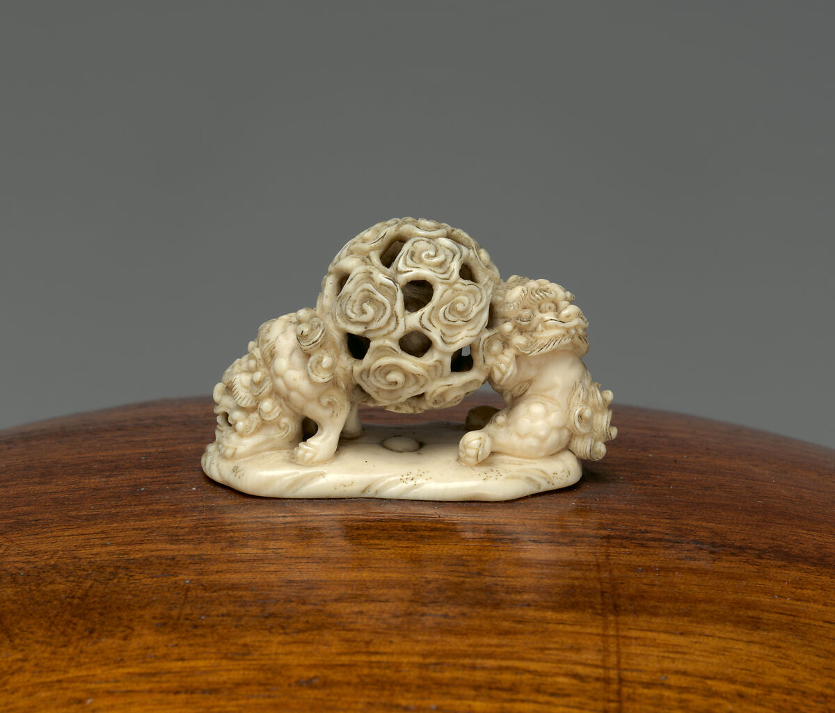 Freshwater Jar (Mizusashi), Makuzu Kōzan I (Miyagawa Toranosuke) (Japanese, 1842–1916), Stoneware with polychrome overglaze enamels and gold, wood lid, ivory knob (Makuzu ware), Japan