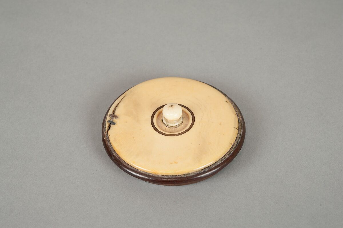 Box with Design of “Evening Face” (Yūgao) Flowers, Style of Ogawa Haritsu (Ritsuō) (Japanese, 1663–1747), Bottle gourd; gold, red takamaki-e, mother-of-pearl, tin, ceramic inlay, Japan