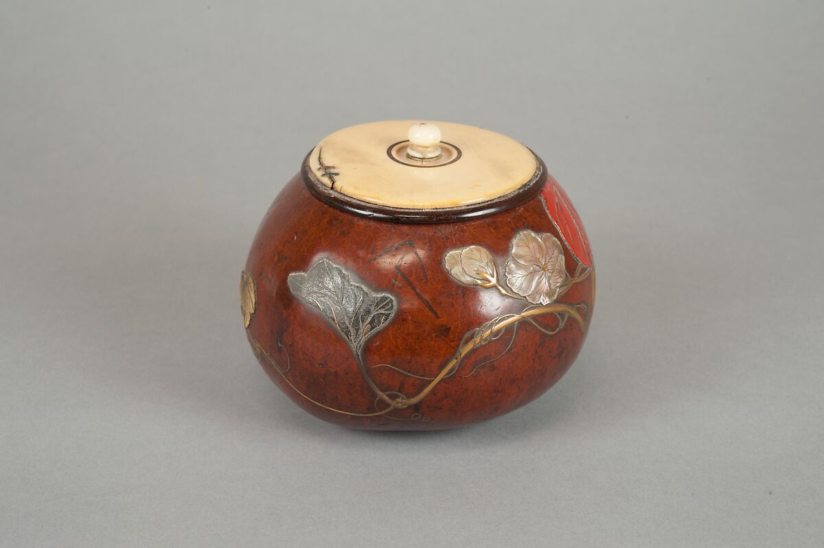 Box with Design of “Evening Face” (Yūgao) Flowers, Style of Ogawa Haritsu (Ritsuō) (Japanese, 1663–1747), Bottle gourd; gold, red takamaki-e, mother-of-pearl, tin, ceramic inlay, Japan