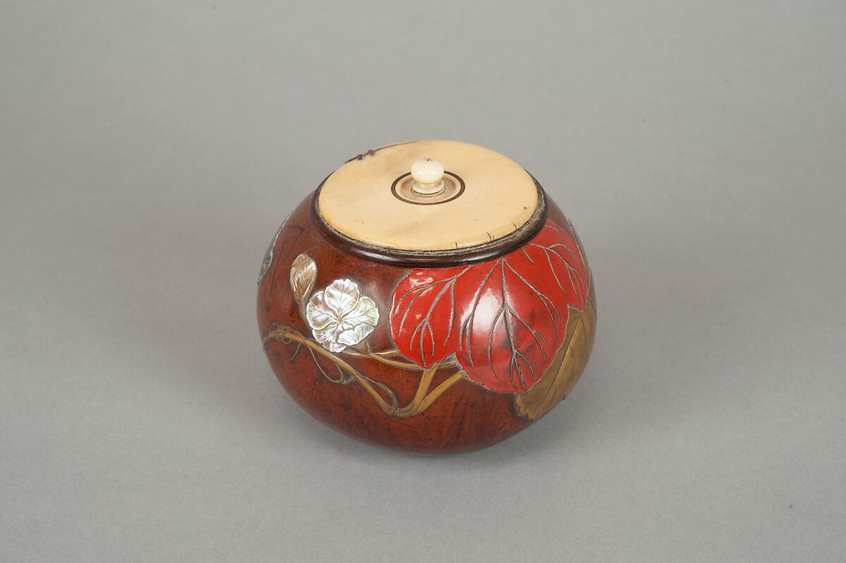 Box with Design of “Evening Face” (Yūgao) Flowers, Style of Ogawa Haritsu (Ritsuō) (Japanese, 1663–1747), Bottle gourd; gold, red takamaki-e, mother-of-pearl, tin, ceramic inlay, Japan