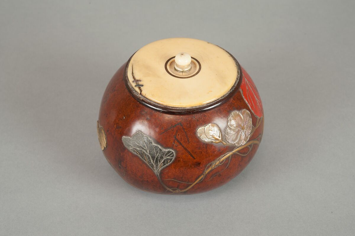 Box with Design of “Evening Face” (Yūgao) Flowers, Style of Ogawa Haritsu (Ritsuō) (Japanese, 1663–1747), Bottle gourd; gold, red takamaki-e, mother-of-pearl, tin, ceramic inlay, Japan