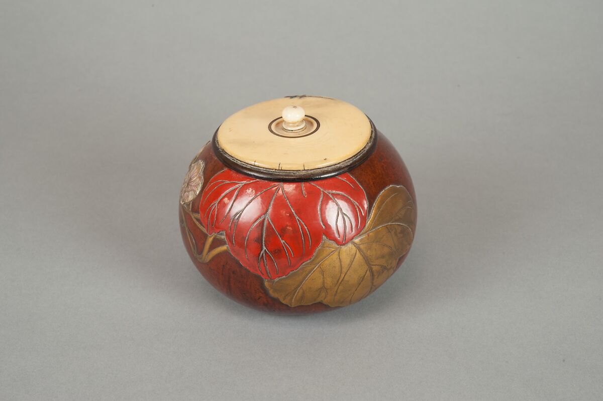 Box with Design of “Evening Face” (Yūgao) Flowers, Style of Ogawa Haritsu (Ritsuō) (Japanese, 1663–1747), Bottle gourd; gold, red takamaki-e, mother-of-pearl, tin, ceramic inlay, Japan