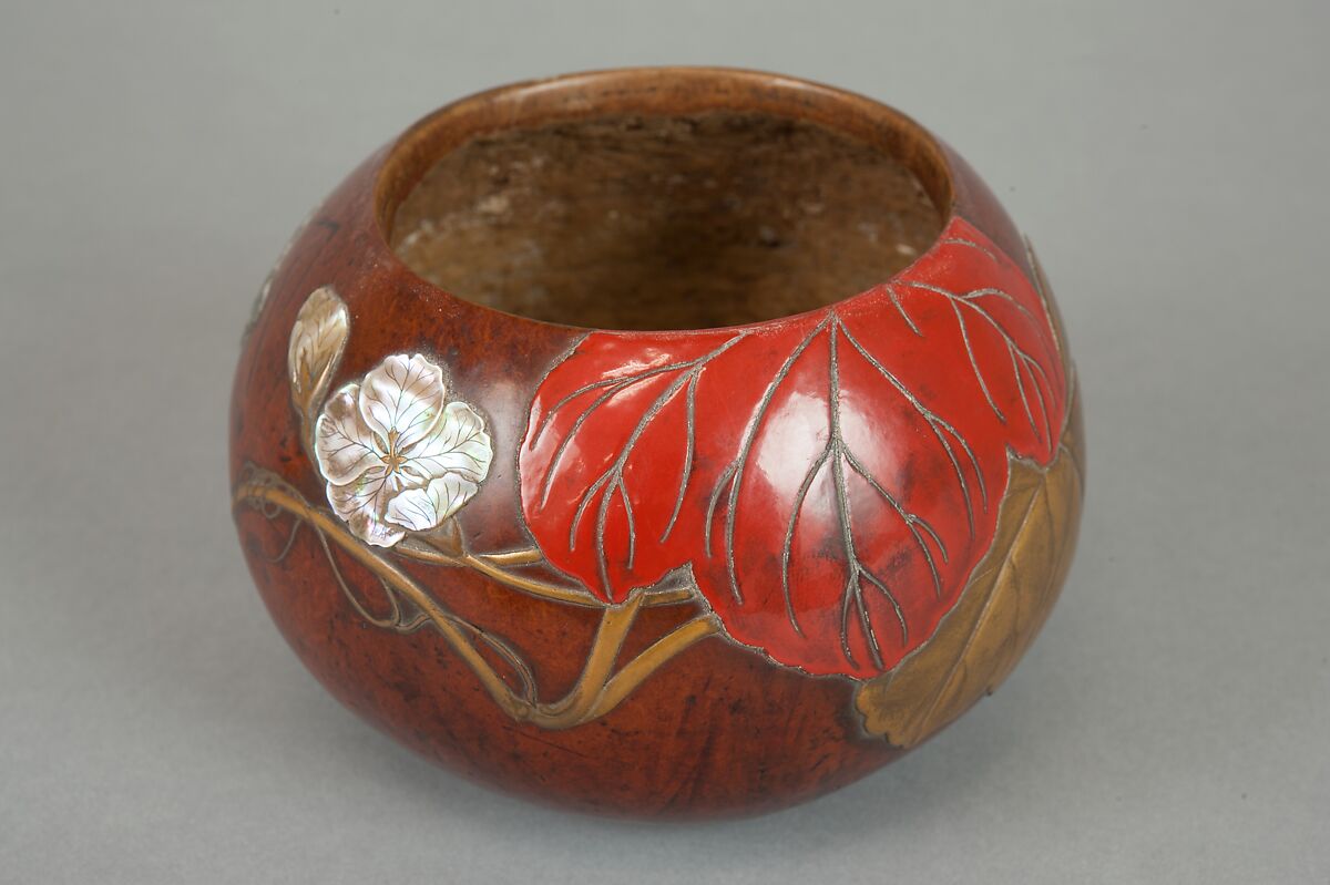 Box with Design of “Evening Face” (Yūgao) Flowers, Style of Ogawa Haritsu (Ritsuō) (Japanese, 1663–1747), Bottle gourd; gold, red takamaki-e, mother-of-pearl, tin, ceramic inlay, Japan