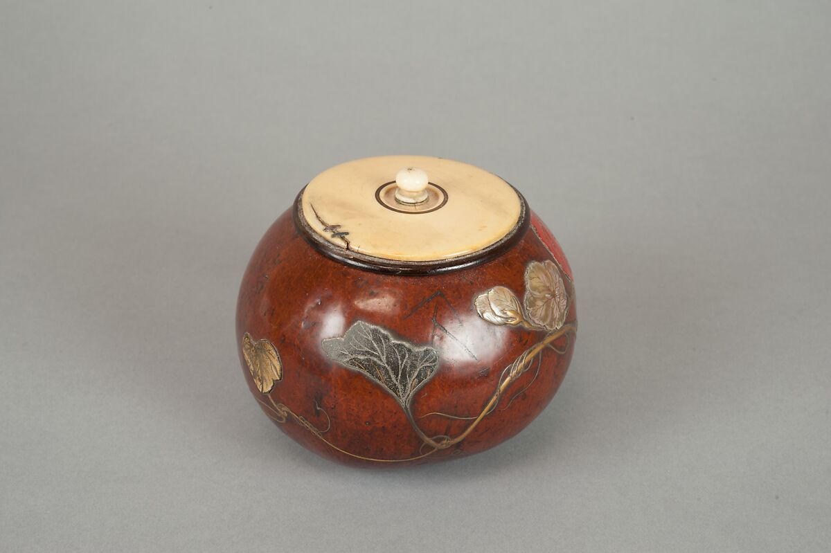 Box with Design of “Evening Face” (Yūgao) Flowers, Style of Ogawa Haritsu (Ritsuō) (Japanese, 1663–1747), Bottle gourd; gold, red takamaki-e, mother-of-pearl, tin, ceramic inlay, Japan