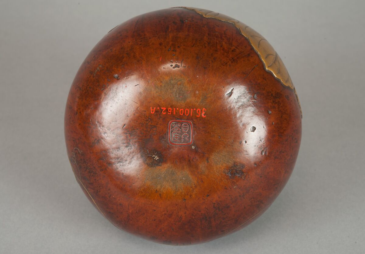 Box with Design of “Evening Face” (Yūgao) Flowers, Style of Ogawa Haritsu (Ritsuō) (Japanese, 1663–1747), Bottle gourd; gold, red takamaki-e, mother-of-pearl, tin, ceramic inlay, Japan