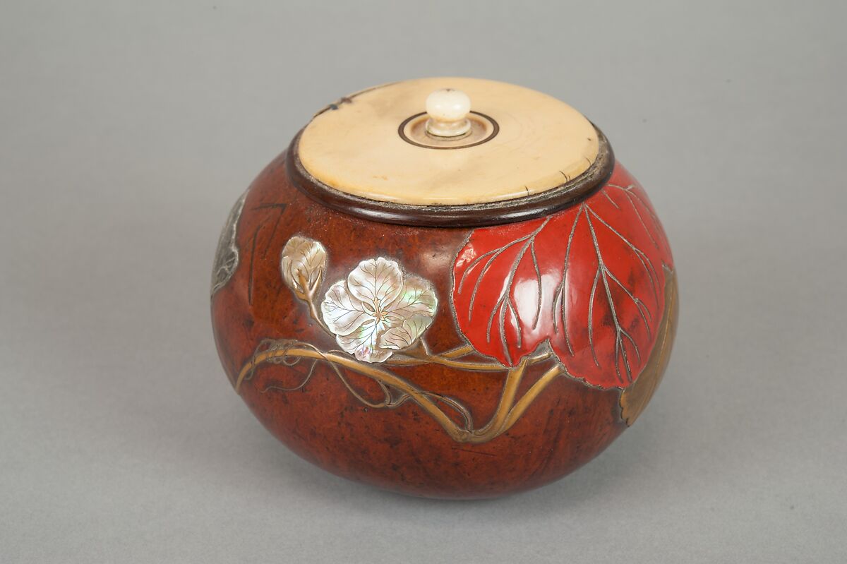 Box with Design of “Evening Face” (Yūgao) Flowers, Style of Ogawa Haritsu (Ritsuō) (Japanese, 1663–1747), Bottle gourd; gold, red takamaki-e, mother-of-pearl, tin, ceramic inlay, Japan